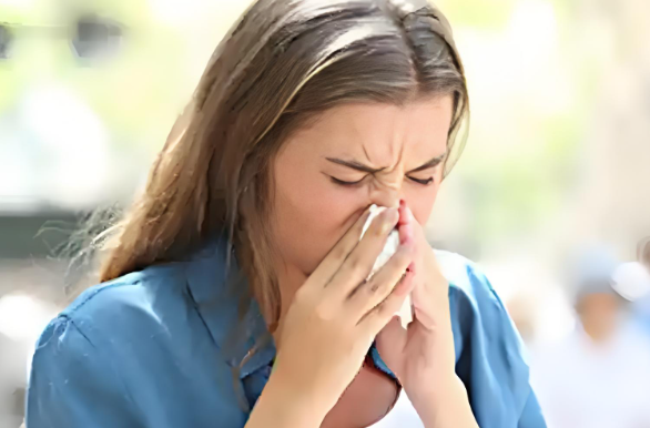 What are the squeezing techniques to avoid choking when rinsing the nasal cavity?