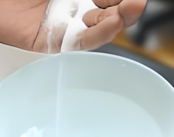 Does saline solution irritate the sinuses?