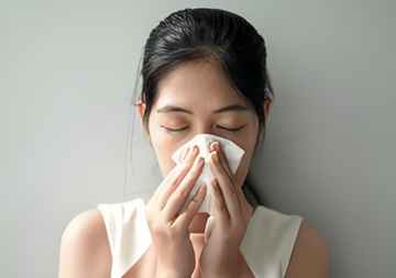 Can saline solution get stuck in the sinuses?