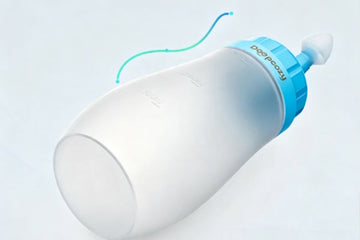How does the DeepCozy squeeze bottle help remove impurities?