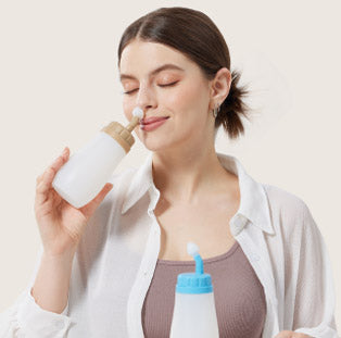 How does the DeepCozy squeeze bottle maintain a stable water flow?